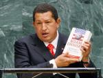 El presidente de Venezuela, Hugo Ch&aacute;vez, muestra el libro de Noam Chomsky &quot;Hegemon&iacute;a o supervivencia&quot;, durante su intervenci&oacute;n en la Asamblea General de la ONU, en Nueva York, EEUU. (Jason Szenes/EFE)