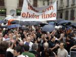 Miembros del partido Ciutadans portan una pancarta con la leyenda &quot;Todos somos Elvira Lindo&quot; durante el preg&oacute;n (Foto: Efe)