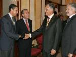 Eduardo Zaplana saluda al Presidente de Portugal, Anibal Cavaco Silva a su llegada al Congreso de los Diputados.