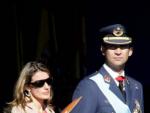 Los Pr&iacute;ncipes de Asturias, durante el desfile militar. La princesa Letizia no acudi&oacute; a la posterior recepci&oacute;n en el Palacio Real por molestias del embarazo.