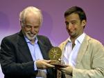 El director y escritor chileno Alejandro Jodorowsky entrega el premio a Amen&aacute;bar (Jaume Sellart / Efe)
