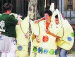 Los chavales de La Pilarica disfrutaron del humor amarillo en su barrio.(Pablo El&iacute;as)