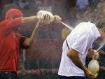 Fernando Gonz&aacute;lez ba&ntilde;a en campan a Roger Federer, en la entrega de trofeos del Masters Series de Madrid. El suizo demostr&oacute;, una vez m&aacute;s, porque es el n&uacute;mero uno. (Reuters)