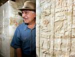 La maldici&oacute;n del fara&oacute;n. Zahi Hawass, jefe del Consejo Egipcio de Antig&uuml;edades, a la entrada de una tumba recientemente descubierta y construida hace 4.200 en el complejo piramidal de Saqarra. A la entrada de la tumba hab&iacute;a una inscripci&oacute;n que advert&iacute;a de una maldici&oacute;n a los posibles ladrones, que ser&iacute;a atacados por serpientes y v&iacute;boras si osaban entrar.