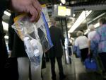 Todo en bolsitas. Un pasajero sostiene una bolsa de plástico con envases en un retén de seguridad en el aeropuerto de Fráncfort. Las nuevas normativas de seguridad aérea que han entrado en vigor en la Unión Europea limitan los productos que se pueden llevar en el equipaje de mano.