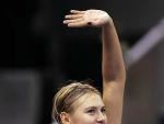 Maria Sharapova saluda al p&uacute;blico en el Madrid Arena. (Reuters)