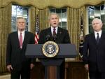 El presidente Bush, acompa&ntilde;ado por Rumsfeld y Gates, el d&iacute;a en que anunci&oacute; la dimisi&oacute;n del primero.