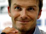 David Beckham sonr&iacute;e en la rueda de prensa. (Reuters)
