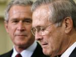 Donald Rumsfeld comparece tras el anuncio del presidente Bush (izq.) de su reemplazo en Defensa de EEUU. (Kevin Lamarque / REUTERS)