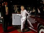 La Reina baja del coche antes de entrar en el cine Odeon de Leicester Square. Luc&iacute;a un vestido de raso bordado.