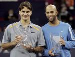 Roger Federer y James Blake posan con sus premios tras disputar la final del Masters de Shanghai, donde el suizo consigui&oacute; su tercera Copa Masters al imponerse al americano por 6-0, 6-3 y 6-4.