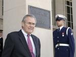 Rumsfeld sale del edificio del Pent&aacute;gono, en una foto de archivo (Foto: Reuters)