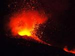 La lava sale de un cr&aacute;ter durante la erupci&oacute;n del volc&aacute;n Etna. (Orietta Scardino / Efe)