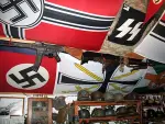 Neonazismo. La Polic&iacute;a alemana ha llevado a cabo una redada cerca de la localidad alemana de Rosenheim, donde han encontrado este cuarto repleto de banderas nazis y armas. Varias personas han sido arrestadas.