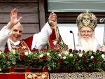El Papa Benedicto XVI y el Patriarca Ortodoxo Bartolom&eacute; I saludan desde un balc&oacute;n de la sede del patriarcado, en Estambul, en la tercera jornada de visita a Turqu&iacute;a del Papa.