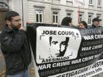 Javier Couso, sosteniendo una pancarta a las puertas del Supremo: &quot;&iexcl;que viva la justicia de este pa&iacute;s!&quot;
