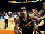 Carmelo Anthony, con cinta en el pelo, intenta agredir a Jared Jeffries, de los Knicks de Nueva York (J Conrad Williams/EFE).