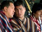 Correa (centro), Evo Morales (der.), y Hugo Ch&aacute;vez (izq.), en el pueblo andino de Zumbahua, Ecuador.(Miraflores / EFE)