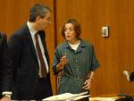 Mar&iacute;a Jos&eacute; Carrascosa habla con su abogado durante una comparecencia en Nueva York.
