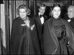 Rainiero de M&oacute;naco y la princesa Grace junto a sus hijos Carolina y Alberto saliendo del restaurante Maxim&rsquo;s despu&eacute;s de una cena en familia en 1976.