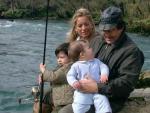 Gema Ruiz, de pesca con su ex marido, Francisco &Aacute;lvarez Cascos, y sus dos hijos.