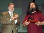 El presidente de la Junta de Extremadura, Juan Carlos Rodr&iacute;guez Ibarra, entrega el I Premio Internacional Extremadura de Conocimiento Libre a Richard Stallman.