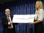 Maria Sharapova posa con el cheque. (Reuters)