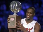 El jugador de los Heat de Miami Dwyane Wade, con su trofeo del reto de talentos de Playstation, antes del juego de las estrellas de la NBA en Las Vegas, Nevada (EEUU).