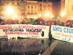 Un centenar de manifestantes desafiaron al mal tiempo ayer en Bilbao y se concentraron frente al Arriaga contra el racismo. (U. Etexebarria)
