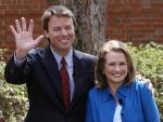 El candidato presidencial dem&oacute;crata John Edwards junto a su esposa Elizabeth, despu&eacute;s de la conferencia de prensa REUTERS/Ellen Ozier