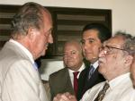 El Rey Juan Carlos saluda al Premio Nobel de Literatura Gabriel Garc&iacute;a M&aacute;rquez en el V Congreso Internacional de la Lengua Espa&ntilde;ola (Foto: Efe)