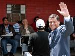 El presidente de Ecuador, Rafael Correa, saluda al acudir a votar en el referendum para la reforma de la Constituci&oacute;n. (EFE)