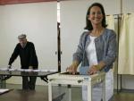 S&eacute;gol&egrave;ne Royal, la candidata socialista a la Presidencia, votando en Melle, al suroeste de Francia.