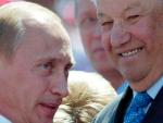 Yeltsin junto a su sucesor, Vladimir Putin (SERGEY CHIRIKOV / EFE).
