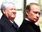 Yeltsin, ya como ex presidente ruso, junto a Vladimir Putin en Mosc&uacute;, en mayo de 2000. Yeltsin renunci&oacute; a la presidencia el 31 de diciembre de 1999, nombrando a Putin presidente interino; el sucesor gan&oacute; las elecciones generales del a&ntilde;o siguiente.