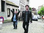 El actor Eduardo Noriega caminando ayer por el Casco Vello de Vigo, al salir del rodaje. (M. Vila)
