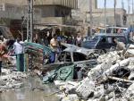 Iraqu&iacute;es buscan v&iacute;ctimas entre los escombros en un mercado popular del distrito de Amil,en Bagdad(EFE/ALI ABBAS)