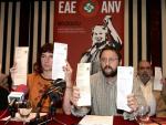 Miembros de ANV, con sus papeletas en la mano, en un momento de una rueda de prensa en Bilbao.
