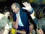 A hombros. El candidato del PP-A, Jos&eacute; Torres Hurtado, es llevado a hombros por los simpatizantes tras conocerse su victoria en las elecciones y conseguir la alcald&iacute;a de Granada.