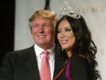 la bella y el millonario. Riyo Mori posa para los fot&oacute;grafos con el magnate estadounidense Donald Trump, despu&eacute;s de ser elegida como Miss Universo 2007.