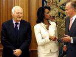 Condoleezza en Madrid. La secretaria de Estado de EE. UU., Condoleezza Rice, habla con el rey Juan Carlos en presencia del ministro espa&ntilde;ol de Exteriores, Miguel &Aacute;ngel Moratinos, durante una recepci&oacute;n en el Palacio de la Zarzuela. Al llegar en su visita oficial, Rice ha criticado la postura espa&ntilde;ola respecto a Cuba: &quot;Los pa&iacute;ses democr&aacute;ticos tienen la obligaci&oacute;n de actuar democr&aacute;ticamente&quot;.