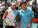 El tenista suizo Roger Federer (d) posa junto al espa&ntilde;ol Rafael Nadal antes de la final del Roland Garros que disput&oacute; en Par&iacute;s, Francia.