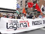 Cabecera de la manifestaci&oacute;n convocada por Acci&oacute;n Nacionalista Vasca con el lema, en euskera, &quot;Por un proceso democr&aacute;tico&quot;, en Bilbao.
