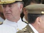 El ministro de Defensa, Jos&eacute; Antonio Alonso (c), el jefe del Estado Mayor de la Defensa (JEMAD), general F&eacute;lix S&aacute;nz Rold&aacute;n (i), durante el funeral de Estado por los seis militares. (EFE)