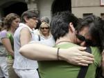 Algunos amigos de una de las v&iacute;ctimas del atentado lloraban ayer durante el minuto de silencio en Girona.