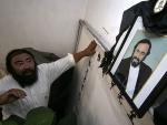 Pavarotti y su doble. Jin Liyi, un imitador chino de Luciano Pavarotti, rinde honores al desaparecido tenor en su casa de Tianjin, China. Pavarotti ha muerto este jueves&nbsp; a los 71 a&ntilde;os de edad tras una larga lucha contra el c&aacute;ncer.