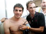 &Oacute;scar Pereiro (i) y Alejandro Valverde, durante la revisi&oacute;n m&eacute;dica. (Efe)