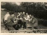 Los jefes del campo de concentraci&oacute;n, tomando un refrigerio en una de las fotos del &aacute;lbum (Museo del Holocasuto )