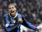 Adriano celebra un gol con el Inter de Mil&aacute;n.