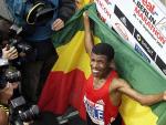Haile Gebrselassie posa con la bandera de Etiop&iacute;a tras batir el r&eacute;cord del marat&oacute;n. (AP)